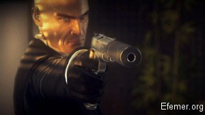 Агент 47 целится из пистолета Hitman: Absolution
