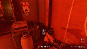 Лежащая на ящике вторая карта уровня «Отсек F», Wolfenstein II: The New Colossus