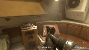 Карточка звезды №68 «Себастиан Поул», лежащая на колонке, Wolfenstein II: The New Colossus