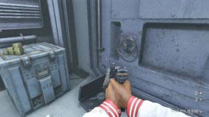 Коллекционные предметы, лежащие на полу и ящике, Wolfenstein II: The New Colossus