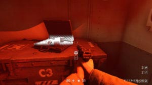 Модификатор оружия «Рикошет», лежащий на ящике, Wolfenstein II: The New Colossus
