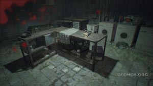 Фигурка Мистера Везде №2, стоящая под столом, Resident Evil 7