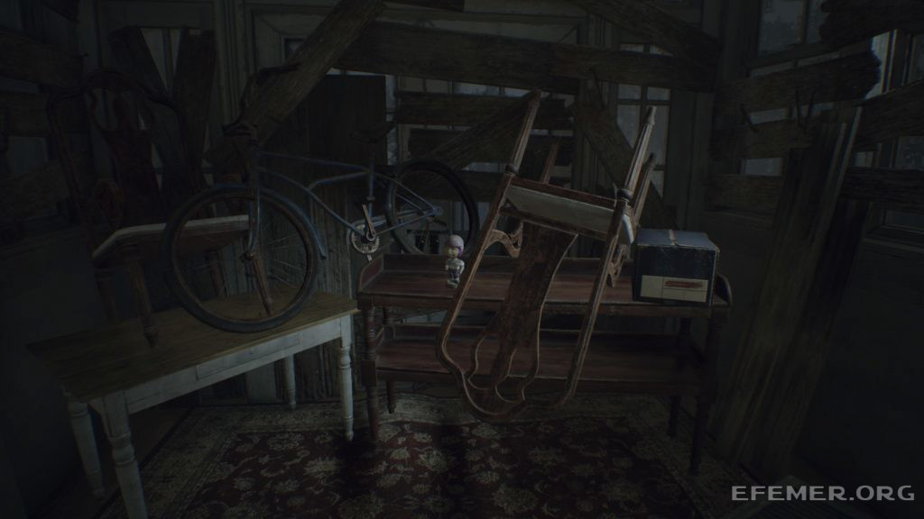 Фигурка Мистера Везде №1, спрятанная рядом с велосипедом, Resident Evil 7