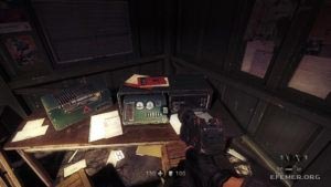 Фрагмент кода машины «Энигма» 8:6, лежащий на рации, Wolfenstein: The New Order