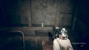 Фигурка Мистера Везде №16, стоящая на переборке корабля, Resident Evil 7
