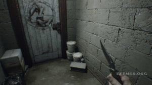 Фигурка Мистера Везде №6, стоящая рядом с банками, Resident Evil 7