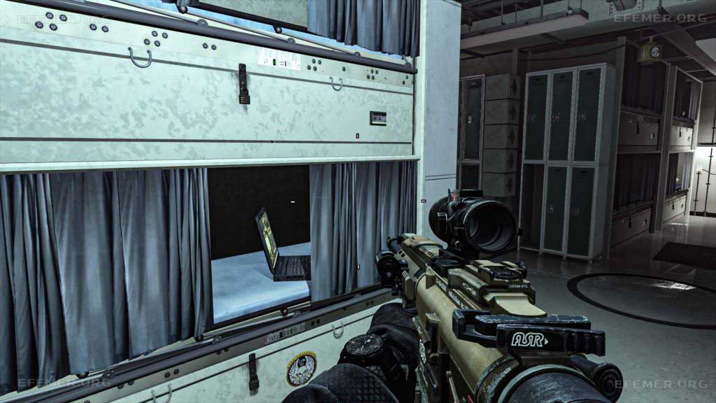 Ноутбук №15, лежащий на койке, Call of Duty: Ghosts