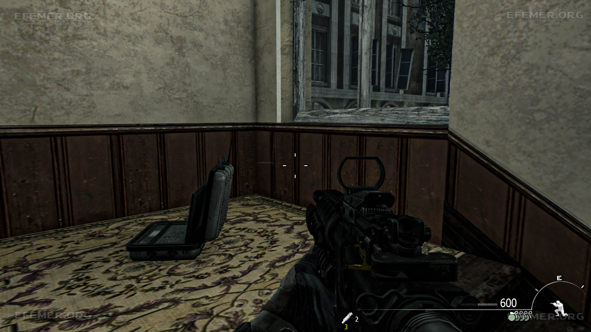 Ноутбук №30, лежащий на полу, Call of Duty: Modern Warfare 3
