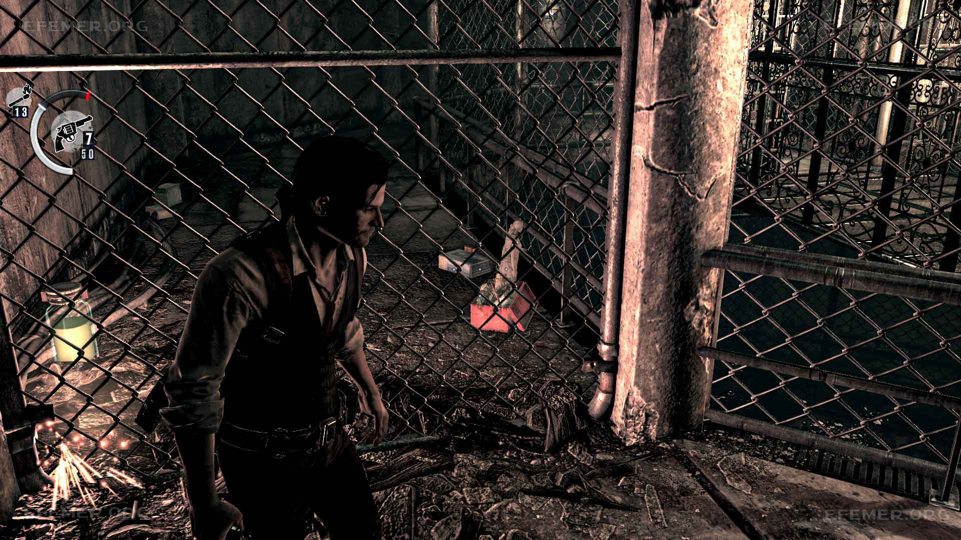 Фигурка с ключом, стоящая за сеткой, The Evil Within 1