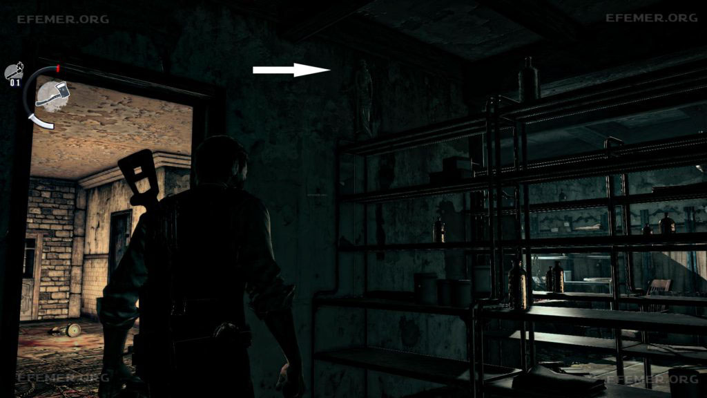 Фигурка с ключом, стоящая на верхней полке стеллажа, The Evil Within 1