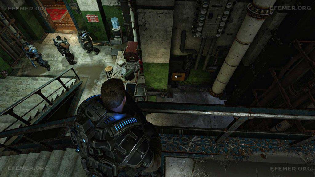 Оранжевая камера хранения с деталями внутри около лестницы, игра Gears 5