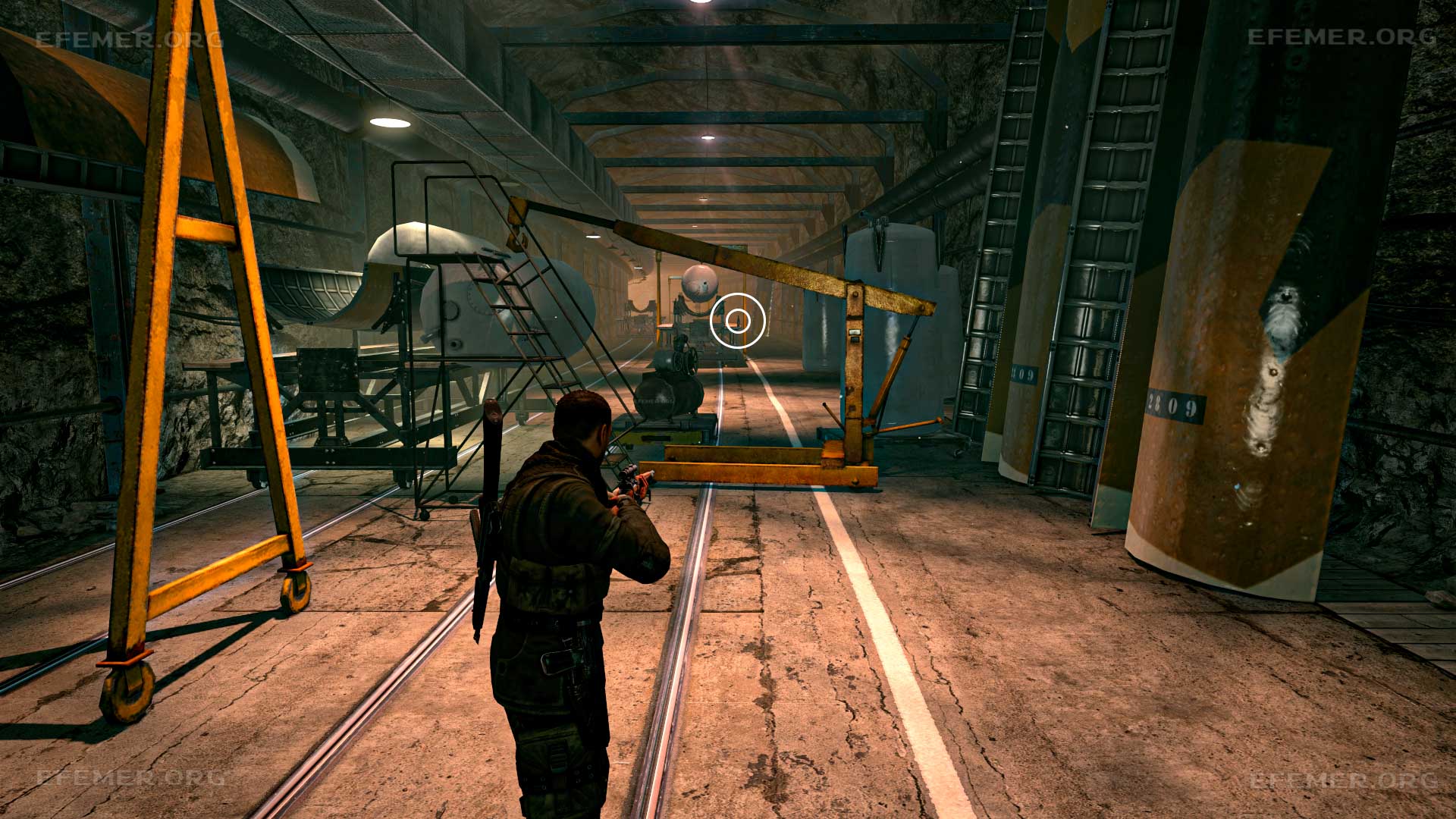 Бутылка, стоящая возле части ракеты Фау-2, Sniper Elite V2 Remastered
